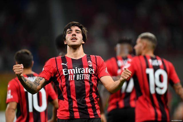 那支在英超奇迹夺冠的球队 如今跌向了深渊